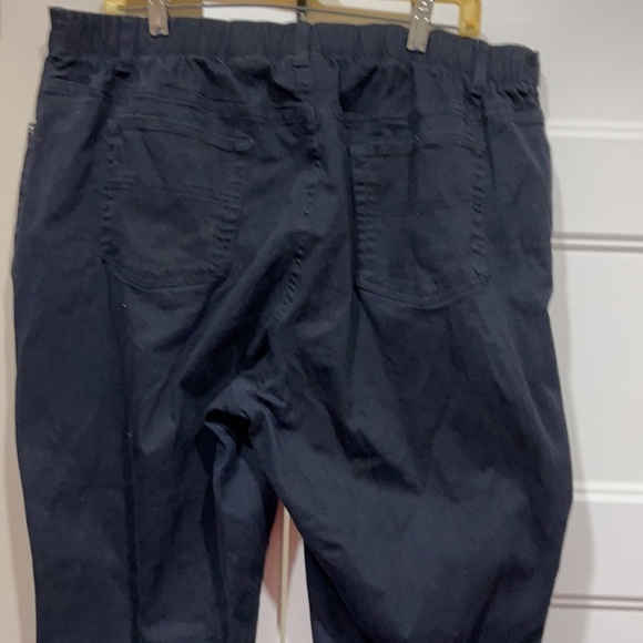Denim & Co black jeans zipper with stretch back. Excellent Condition petite 2x. - Picture 5 of 7